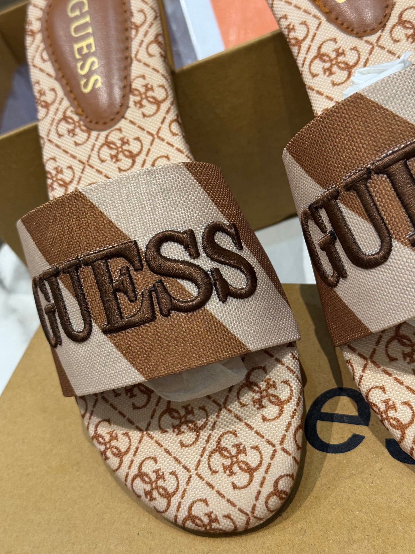 G U E S S Harini Flats - Brown
